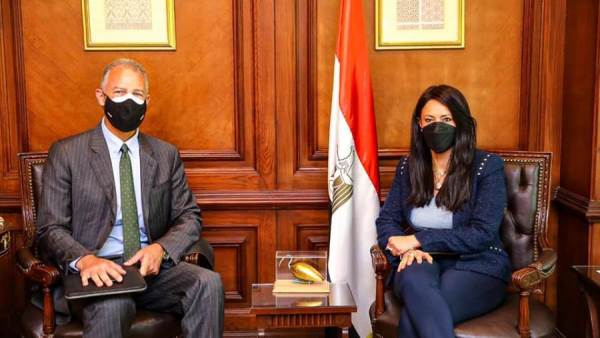 وزيرة التعاون الدولي مع السفير الأمريكي