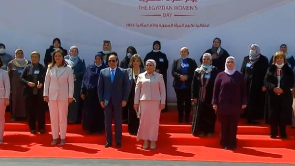 الرئيس السيسي وقرينته يلتقطان الصور التذكارية مع الأمهات المثاليات