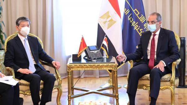 وزير الاتصالات مع السفير الصيني