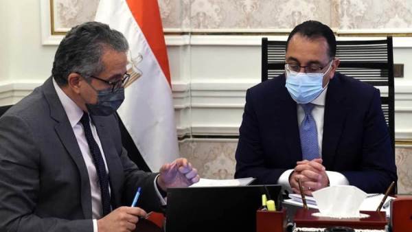 رئيس الوزراء مع وزير السياحة