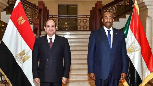 عاجل.. الرئيس السيسي يلتقط صورة تذكارية مع البرهان