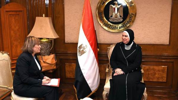 وزيرة التجارة والصناعة مع وزيرة الزراعة الأوروجوانية