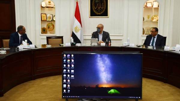وزير الإسكان في اجتماع مع قيادات قطاع مياه الشرب والصرف الصحي