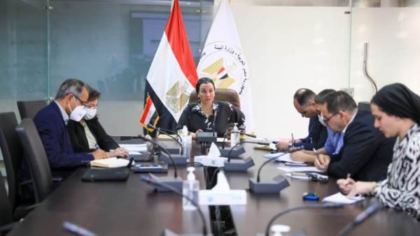 وزيرة البيئة مع بعثة البنك الدولي