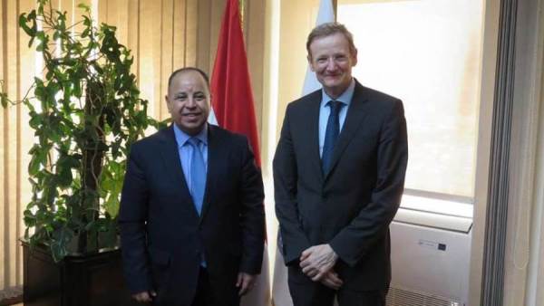 وزير المالية مع نائب رئيس وسكرتير عام البنك الأسيوي