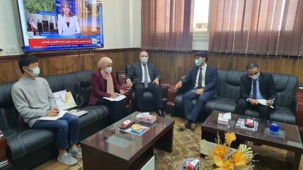 رئيس جامعة بني سويف التكنولوجية مع مدير الوكالة الكورية