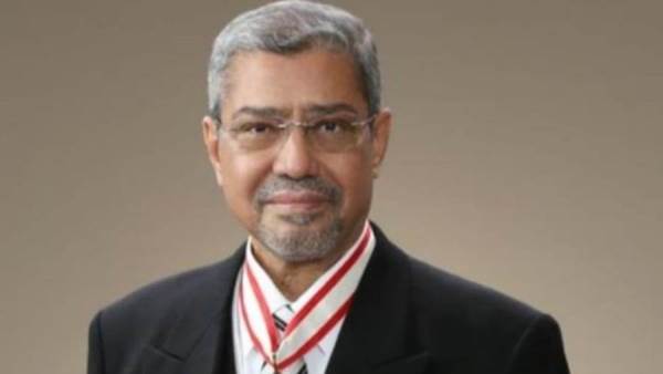 إبراهيم العربي يتسلم وسام الشمس المشرقة