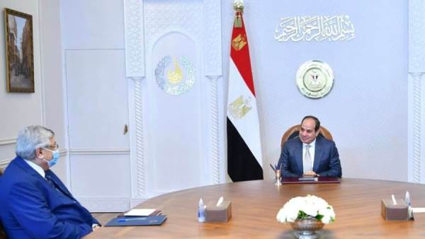 الرئيس السيسي مع مستشار الصحة