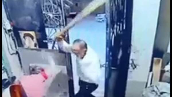 سائق يتعدي علي زوجته