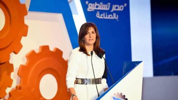 السفيرة نبيلة مكرم