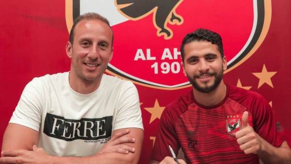اللاعب محمد محمود ومدير التعاقدات بالأهلي