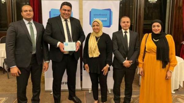 عادل حامد أثناء تسليمه الجائزة