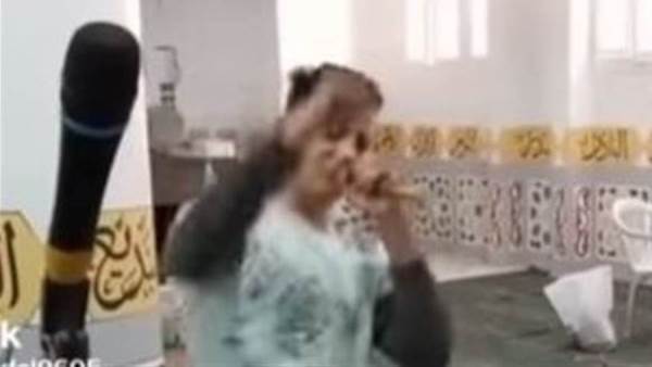 غناء الشاب داخل المسجد