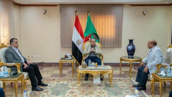 مرسي يتفقد شركتي أبو زعبل للصناعات المتخصصة وللكيماويات
