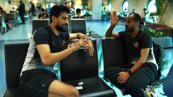 اللاعبين بالمطار