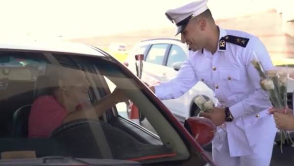 الداخلية توزع الورود علي المواطنين