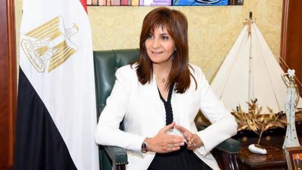 السفير نبيلة مكرم
