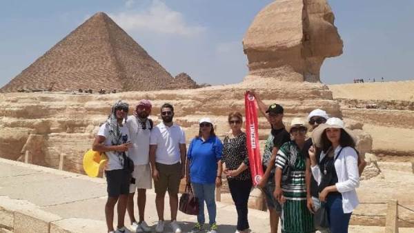 وفد من الشباب التونسي في الأهرامات