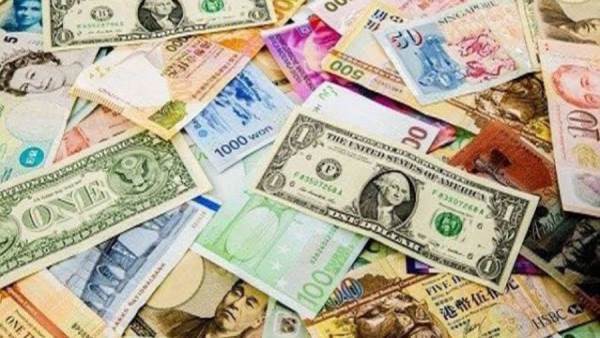 أوراق نقدية من عملات مختلفة
