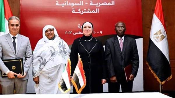 نيفين جامع ونظيرتها السودانية