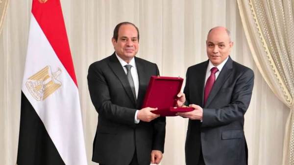 الرئيس السيسي والمستشار عزت ابو زيد