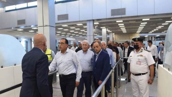 رئيس الوزراء يتفقد مطار شرم الشيخ
