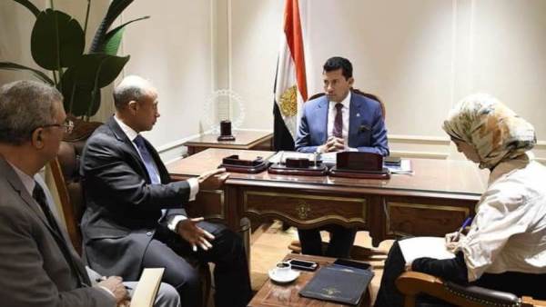 وزير الشباب والسفير الأوغندي