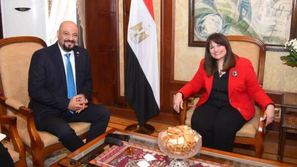 وزيرة الهجرة وميلاد نيكولا