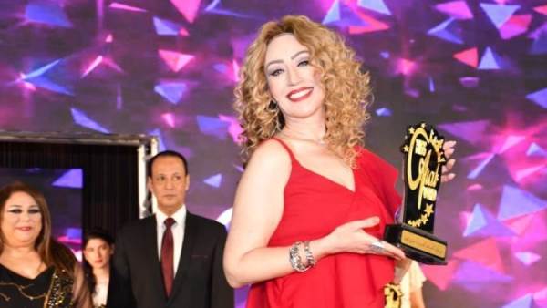 الفنانة إيناس مكي