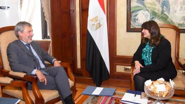 وزيرة الهجرة والسفير الإيطالي