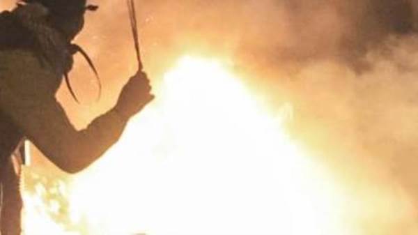 طالب يشعل النار في جسد صديقه