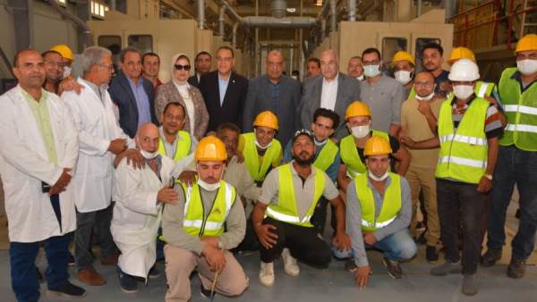 وزير قطاع الأعمال يتفقد محلج الزقازيق المطور ومعصرة زيت بذرة القطن
