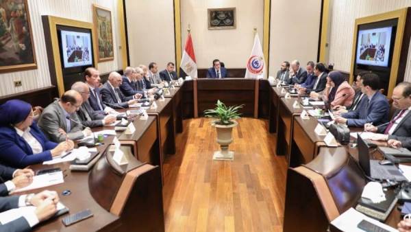 اجتماع وزير الصحة مع قيادات الوزارة