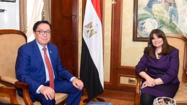 وزيرة الهجرة والسفير الكازاخي