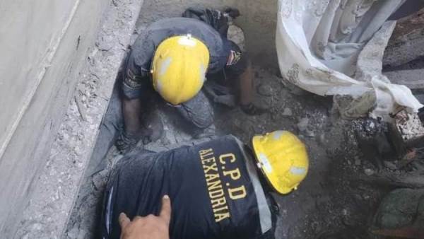 إنقاذ شخص عقب احتجازه أسفل عقار منهار