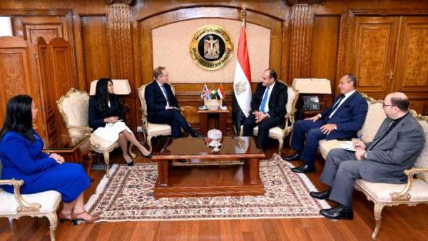 وزير الصناعة يبحث مع سفير بريطانيا تعزيز علاقات الشراكة الاستراتيجية بين البلدين