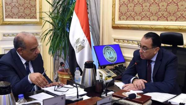 رئيس الوزراء يتابع مع وزير قطاع الأعمال