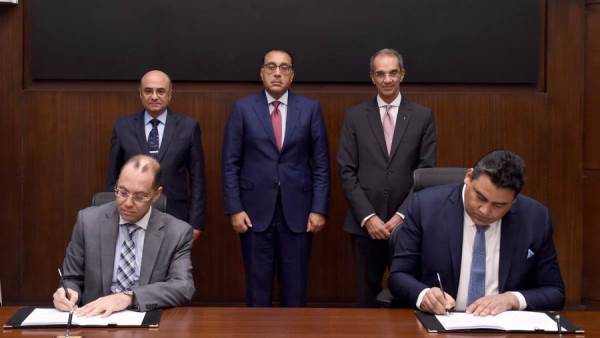 مدبولي يشهد توقيع تعاون لتقديم خدمات الشهر العقاري من خلال مقار المصرية للاتصالات