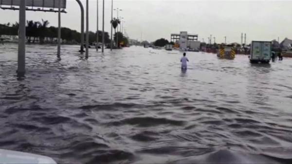 أمطار غزيرة تغطي شوارع جدة.. وتتلف عددا هائلا من السيارات