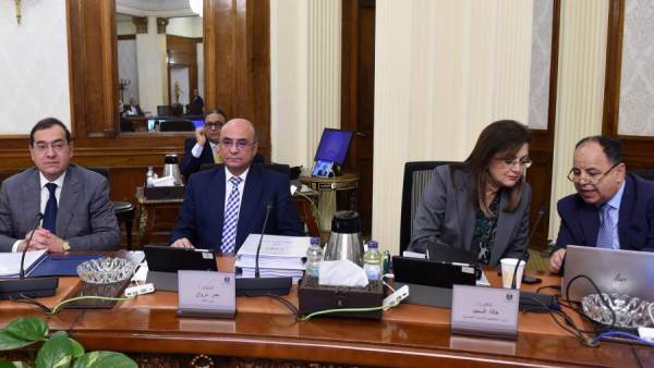 وزيرا التخطيط والمالية من اجتماع مجلس الوزراء