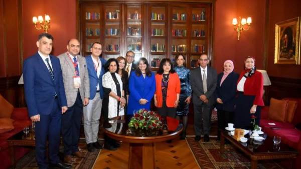 وزيرة الهجرة ومجموعة من الأطباء