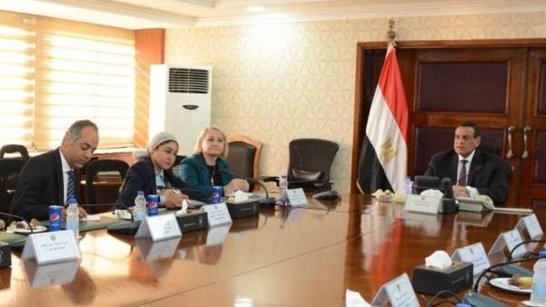 اجتماع وزير التنمية المحلية مع لجنة التسيير الخاصة بمشروع أيادي مصر