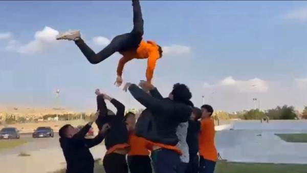 تحدي تيك توك أرمي صاحبك في الهوا