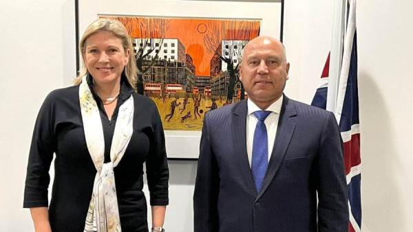 وزير النقل ووزيرة الدولة البريطانية لشئون النقل البحري