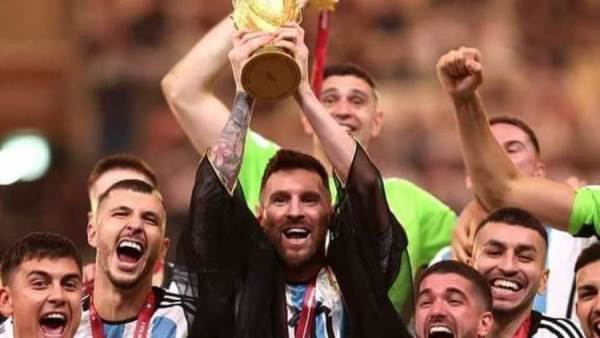 بشت تتويج ميسي بكأس العالم