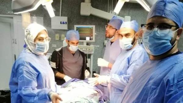 فريق جراحي مستشفى بنها الجامعي