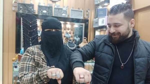عريس شبكة الفضة وخطيبته