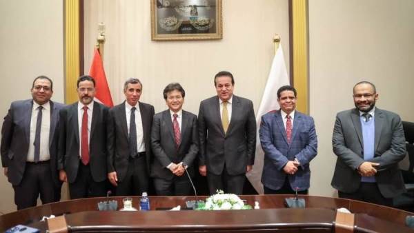 لقاء وزير الصحة مع خبير ياباني