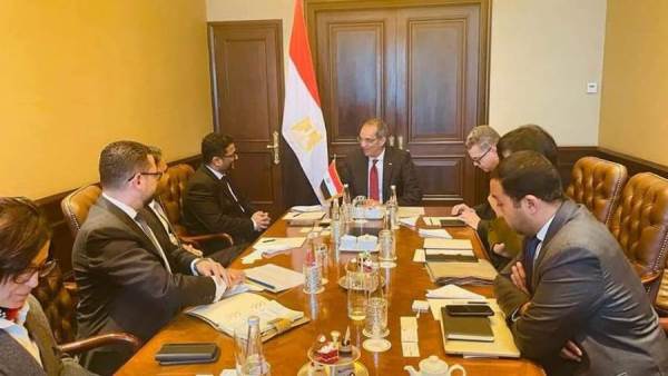 أثناء لقاء وزير الاتصالات