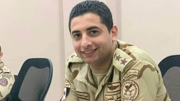النقيب أحمد عادل وزوجته وإبنته